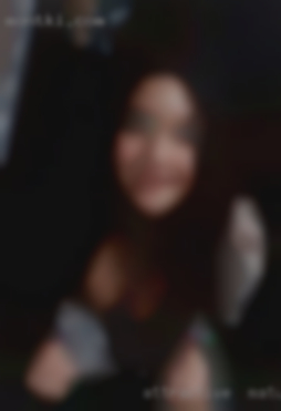 Attractive & mature woman comedic person from Washington.